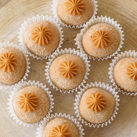 Brigadeiros de café finalizados no bico, todos do mesmo tamanho
