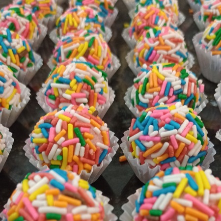 Brigadeiros gourmet coloridos com granulado, prontos para venda