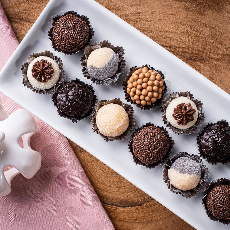 Bandeja com brigadeiros gourmet variados, prontos para venda