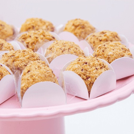 Bandeja de brigadeiros de paçoca padronizados em forminhas, prontos para entrega